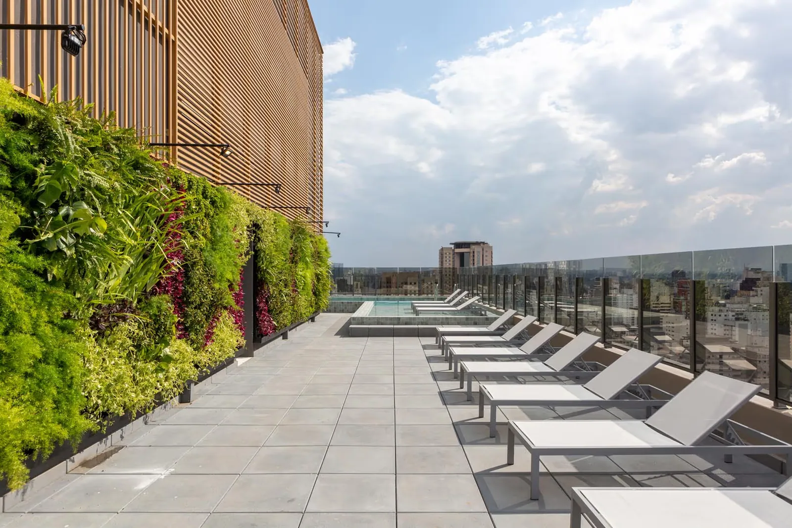 Rooftop com piscina e jardim vertical